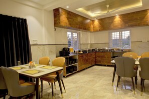 Free daily buffet breakfast - Hotel AeroStay Bangalore Airport (Bangalore)