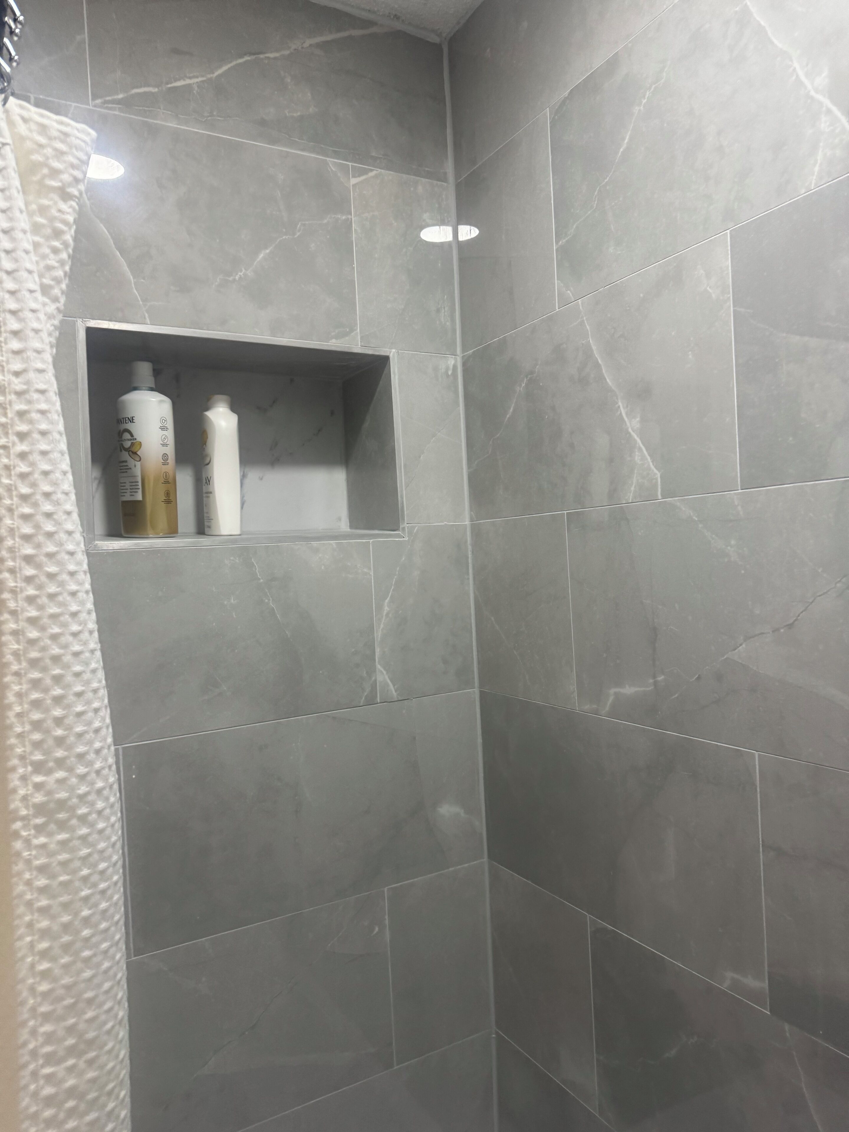 Een haardroger, handdoeken, zeep, toiletpapier
