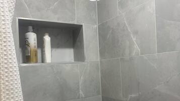 Een haardroger, handdoeken, zeep, toiletpapier