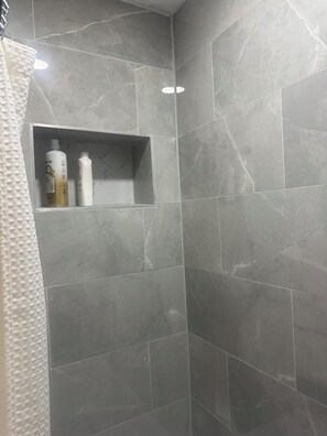 Sèche-cheveux, serviettes fournies, savon, papier toilette