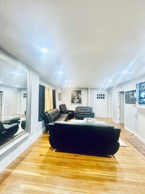 Interior - Newly renovated 6-bedroom 2bath single family house. (Springfield)
