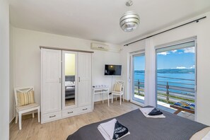 6 chambres, coffres-forts dans les chambres, bureau