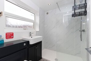 Hair dryer, towels, soap, toilet paper - Bright 4-Bedroom Maisonette Family & Work Stays (Gateshead)