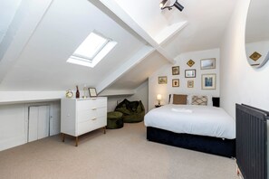 4 bedrooms, free WiFi, bed sheets - Bright 4-Bedroom Maisonette Family & Work Stays (Gateshead)