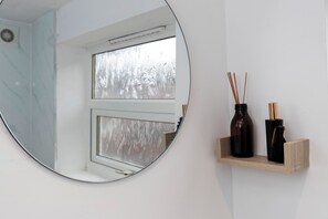 Interior detail - Bright 4-Bedroom Maisonette Family & Work Stays (Gateshead)