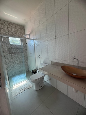 Serviettes fournies, papier toilette