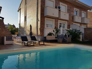 Una piscina al aire libre