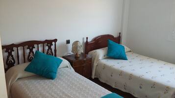 3 slaapkamers, een strijkplank/strijkijzer, gratis wifi, beddengoed