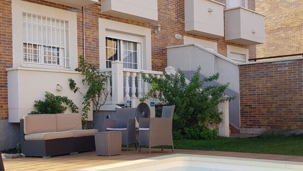 A swimming pool with a sun lounger and a barbecue grill in a backyard. - Villa Villa Maria 10 min. from Puy Du Fou. Ideal for families and groups of friends (CM)