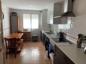 Frigorífico, microondas, horno y placa de cocina
