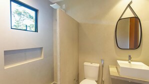 A bathroom with a window, a shower, a toilet, and a sink. - Well-located Condominium in Campinhos in Maraú - RVEs (Maraú)