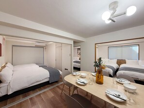 Superior appartement | Woonruimte | Een 55-inch smart-tv met kabelzenders