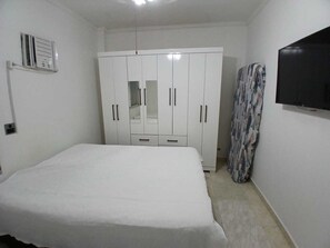 1 bedroom, WiFi - Guarujá, entire apartment, Enseada beach 2 minutes walk! (Guarujá)