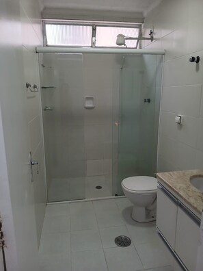 Bathroom - Guarujá, entire apartment, Enseada beach 2 minutes walk! (Guarujá)