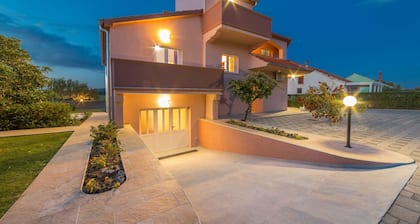 Luxury Villa, Sleeps 10 With Private Pool