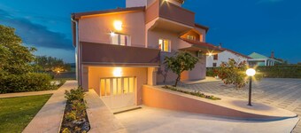 Luxury Villa, Sleeps 10 With Private Pool