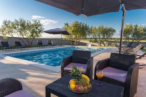 Luxury Villa, Sleeps 10 With Private Pool