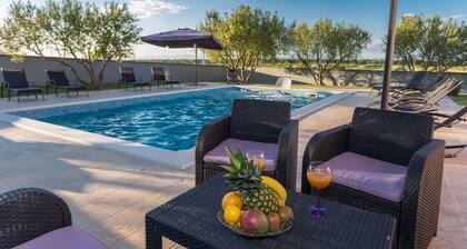 Luxury Villa, Sleeps 10 With Private Pool