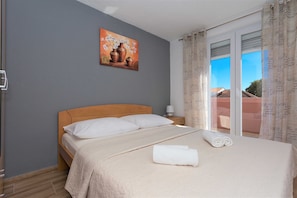 House | 5 bedrooms, individually furnished, iron/ironing board - Luxury Villa, Sleeps 10 With Private Pool (Biograd na Moru)
