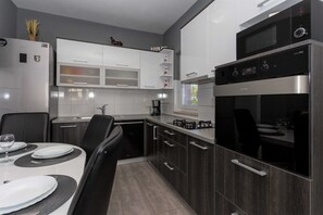 Casa | Cocina privada | Trona infantil y artículos de limpieza