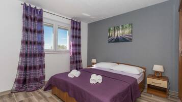 House | 5 bedrooms, individually furnished, iron/ironing board