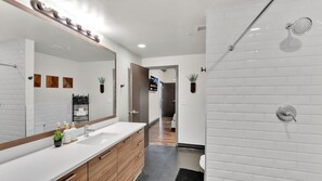 Hair dryer, towels - Spacious Downtown Loft I Walk to Conv Ctr I parking (Dallas)