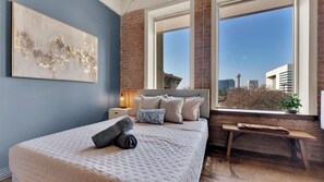 3 bedrooms, iron/ironing board, travel cot, free WiFi - Walk to Convention Ctr | Downtown UrbanLoft | Sleeps 8 (Dallas)