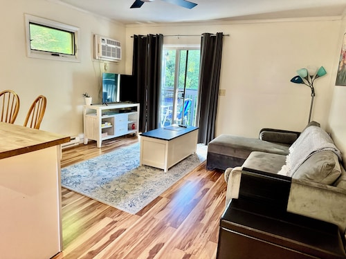 1 block from Lake Superior. 1 bed/1 bath condo, perfect for couples & families.