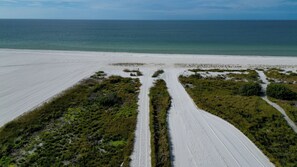 Beach - Charming 2 BR downstairs hideaway directly on the bay, 5 minutes away from the beach - 3 BR upstairs unit also available for rent - new pool and spa will be installed by November 2026 (Fort Myers Beach)