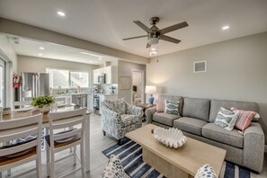 Smart TV - Charming 2 BR downstairs hideaway directly on the bay, 5 minutes away from the beach - 3 BR upstairs unit also available for rent - new pool and spa will be installed by November 2026 (Fort Myers Beach)