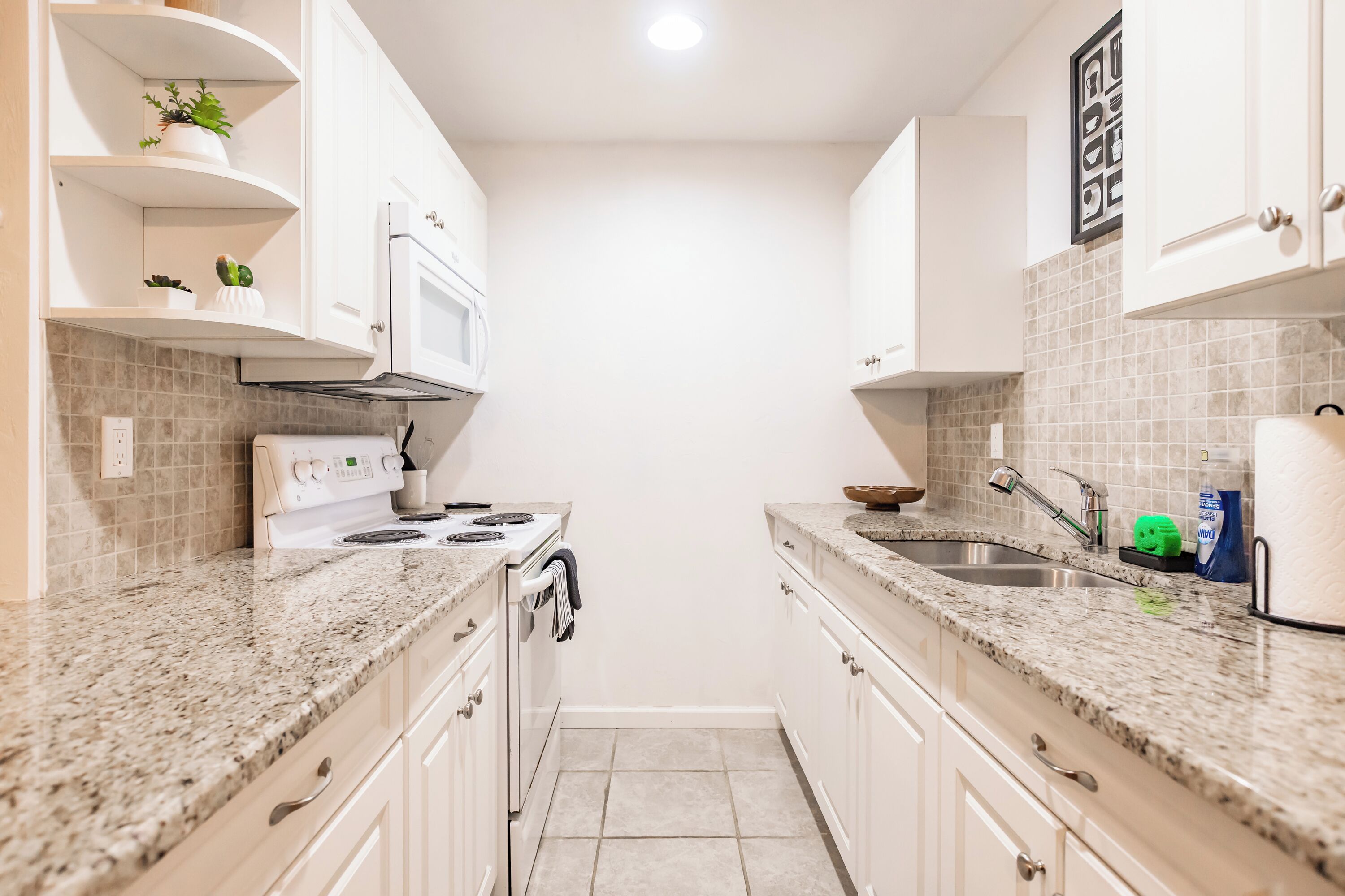 Kjøleskap, mikrobølgeovn, ovn og kokeplater