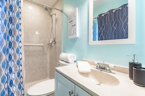 Een douche, een haardroger, een bidet, handdoeken