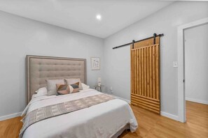 Iron/ironing board, WiFi, bed sheets - Spacious Bayonne Retreat - King Size Comfort, Work Space & Easy NYC Access (Bayonne)