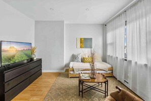Iron/ironing board, WiFi, bed sheets - Spacious Bayonne Retreat - King Size Comfort, Work Space & Easy NYC Access (Bayonne)