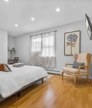 Tabla de planchar con plancha, wifi y ropa de cama