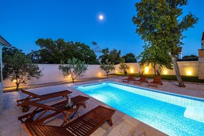 Huoneisto | Uima-allas | Sisäuima-allas, ulkouima-allas