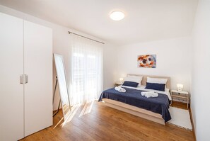 Huoneisto | 4 makuuhuonetta, yksilöllisesti kalustettu, silitysrauta/-lauta