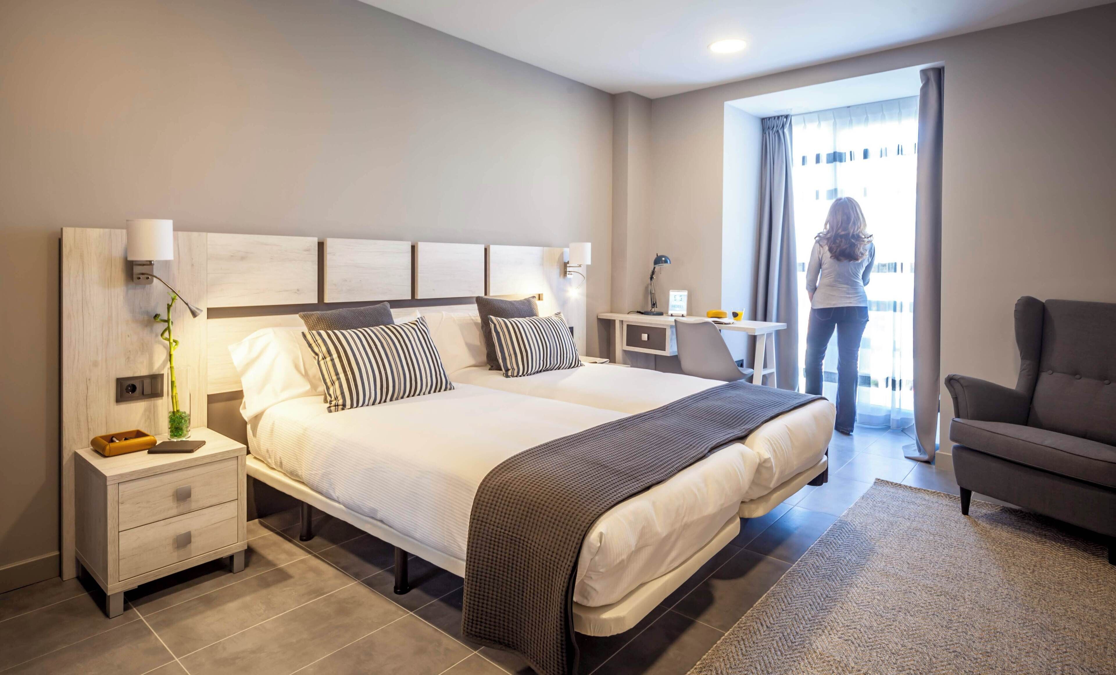 Een strijkplank/strijkijzer, internet, beddengoed