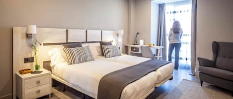 Een strijkplank/strijkijzer, internet, beddengoed