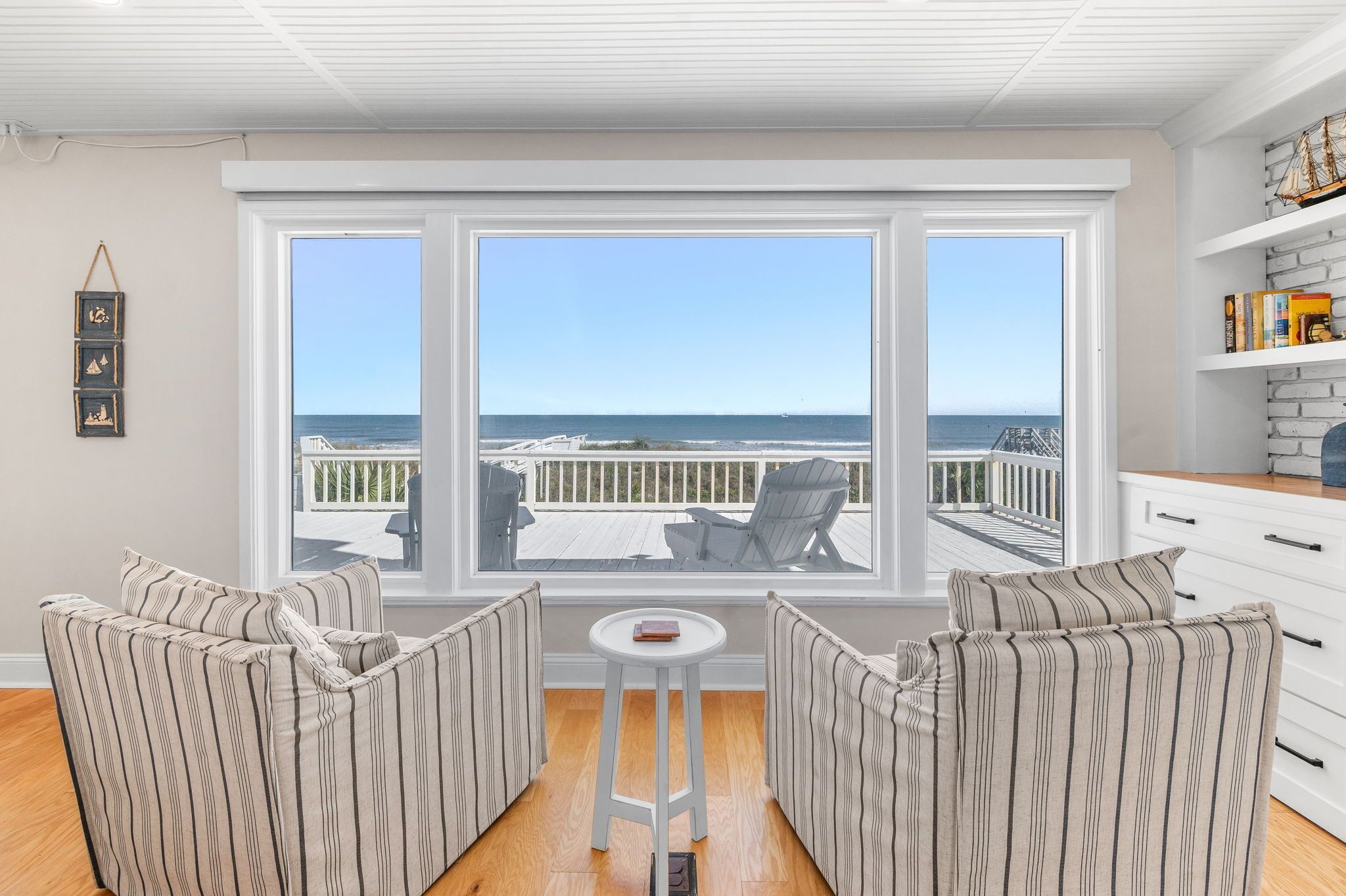 Smart TV, chimenea y libros 