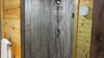 Douche, baignoire Ă jets, sĂšche-cheveux, serviettes fournies