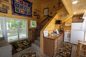 Jääkaappi, mikroaaltouuni, uuni, liesi