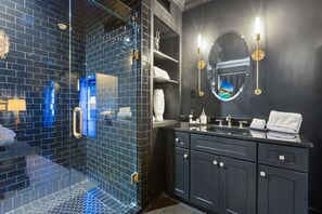 Hair dryer - Spacious studio condo in historic Munger Place (Dallas)