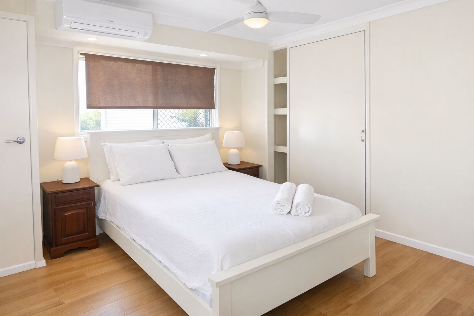 Iron/ironing board, bed sheets