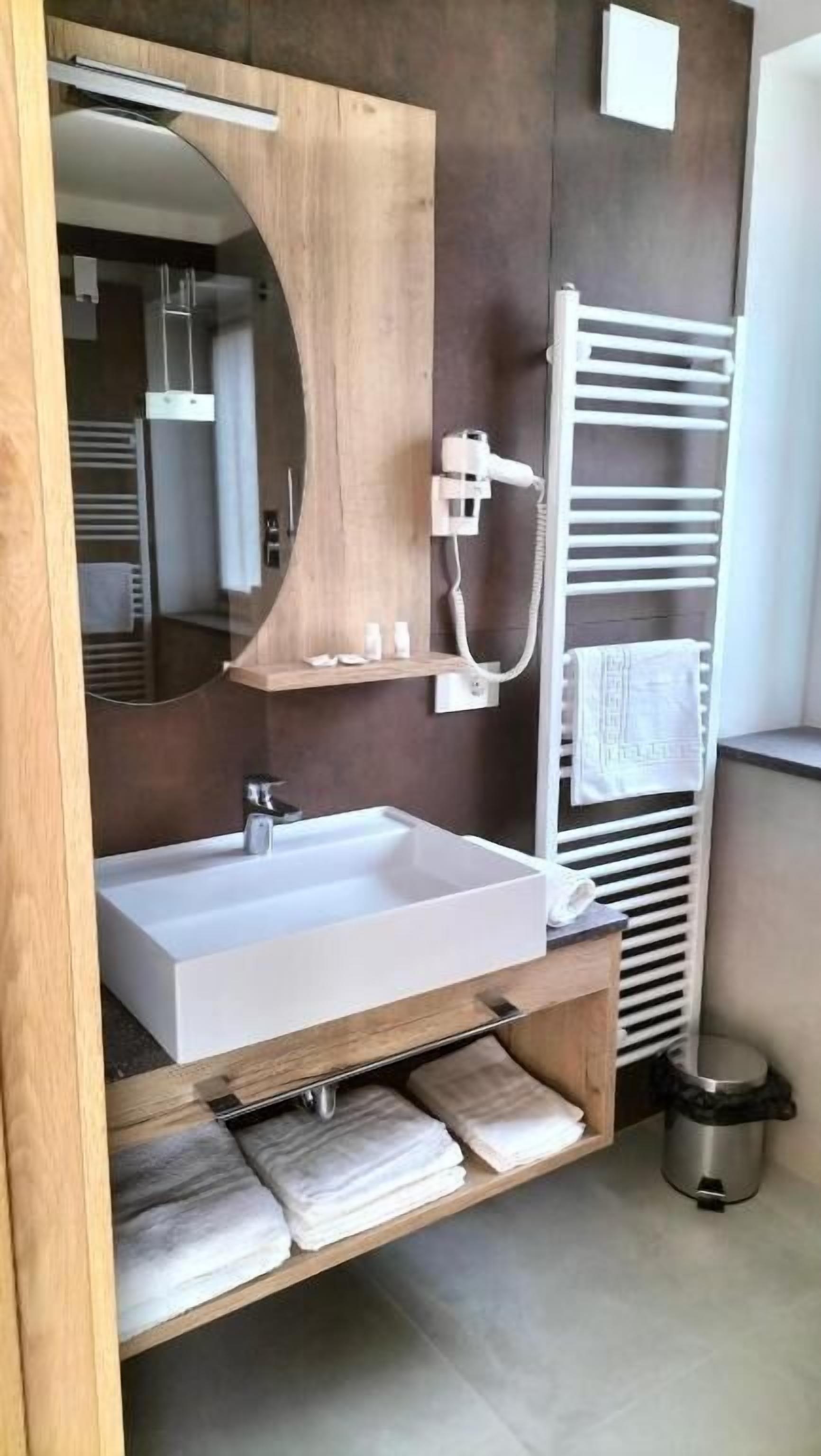 Doccia, set di cortesia gratuito, asciugacapelli, asciugamani