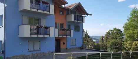 Vista frontal de la propiedad