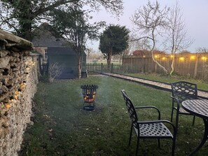 Outdoor dining - Maud Heath's Snug (Chippenham)