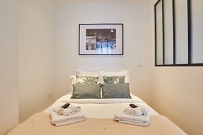 Apartment | 1 bedroom, laptop workspace, iron/ironing board, bed sheets - Charming Apartment-bastille-le Marais (Paris)