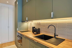 Apartamento | Cozinha privada | Geladeira, micro-ondas, cafeteira/chaleira, torradeira