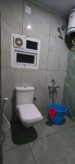 Familie tweepersoonskamer, balkon | Badkamer | Gratis toiletartikelen, een haardroger, zeep, shampoo